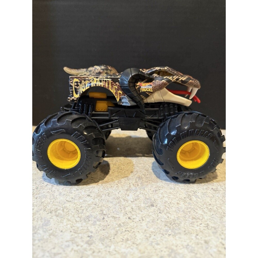 HOT WHEELS MONSTER TRUCKS, OVERSIZED 2023 CAGE RATTLER, 1:24 SCALE
